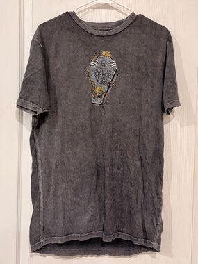 Universal Gray Short-Sleeve Graphic Tee with Yellow Accent